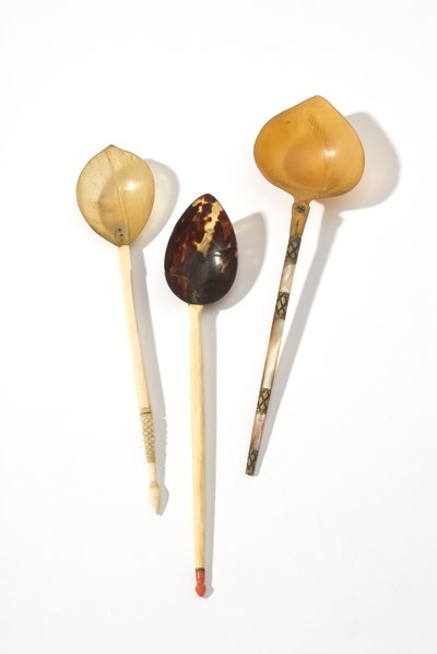 18. yüzyıla ait üç adet Osmanlı kaşığı (Şerbat) (inci, sedef, corra, kemik, pirinç) by Ottoman School