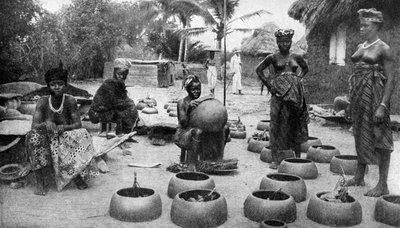 Fanti kadınlar çanak çömlek yapıyor, Elmina, Gana, 1922. by P. A. McCann