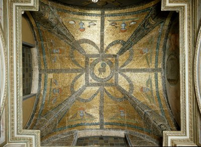5. yüzyıla ait mozaikler, ortada kuzu. Laterano'daki San Giovanni Paleochretian vaftizhanesinin (Aziz John Laterano) (Fonte'deki battistero lateranense o san Giovanni) içindeki Evangelist Aziz John şapelinin kasası 440 civarında inşa edilmiştir. Ro by Paleo Christian