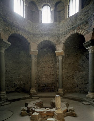 Paleochristian sanatı: vaftizhanenin iç görünümü, 5. yüzyıl. Fréjus (Var) by Paleo Christian