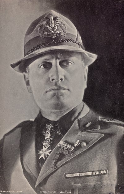 "Duce" Albümü: Benito Mussolini üniformalı Milis (s/b fotoğraf) by Pandimiglio Pandimiglio