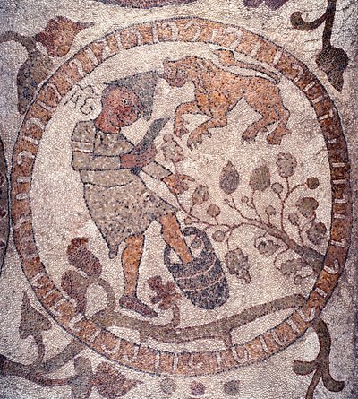Ağustos: Frig şapkalı bir köylü üzümleri toplar ve bir kovada ezer. Aslan burcu temsilidir. Pantaleone Mozaiği, rahip ve mozaik. 1163-1166. Otranto Katedrali
