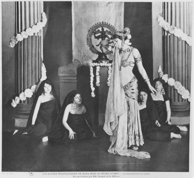 Mata Hari, 13 Mart 1905, Musee Guimet, Paris'te performans sergiliyor by Paul Boyer
