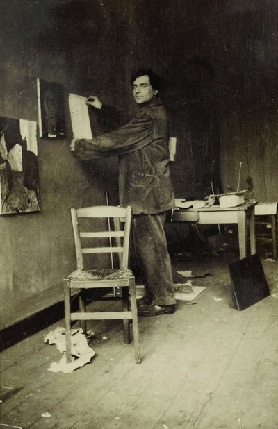 Amedeo Modigliani stüdyosunda, c.1915 (s/b fotoğraf) by Paul Guillaume