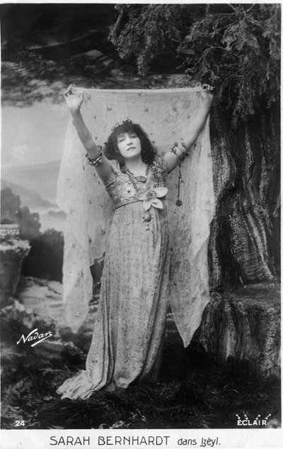 Henriette Rosine Bernard namı diğer Sarah Bernhardt (1844-1923) Izëyl olarak, kartpostal (s/b fotoğraf) by Paul Nadar