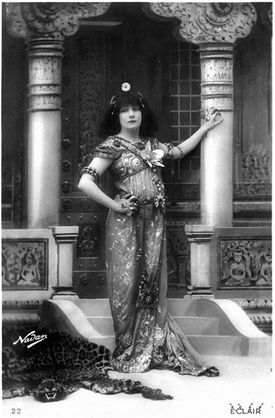 Henriette Rosine Bernard namı diğer Sarah Bernhardt (1844-1923), Izëyl olarak, kartpostal by Paul Nadar