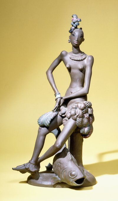 Ayaklarında Büyük Bir Balıkla Oturan Afrikalı Bir Dansçı, Karlsruhe pişmiş toprak figürü by Paul Scheurich