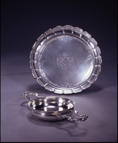 George II turuncu süzgeç, iki delikli kabuklu ve kaydırma kulplu dairesel kase (gümüş) by Paul de Lamerie