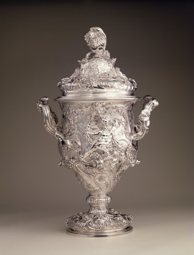 İki kulplu fincan ve kapak, 1742-43 by Paul de Lamerie