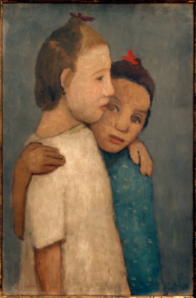 Beyaz ve mavi elbiseli iki kız omuzlarını tutuyor. by Paula Modersohn Becker