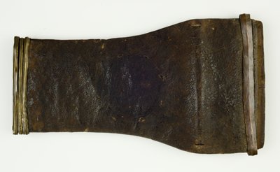 Kısa Kılıç Kılıfı (ahşap, sürüngen derisi, kordon, pirinç ve bakır tel) by People Fulani
