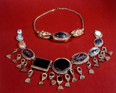 Pers sanatı: iki altın kolye, Parthe dönemi, MS 3. yüzyıl. by Persian