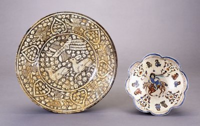Yoğun yapraklı motifler arasında iki oturmuş geyiği betimleyen bir Sultanabad çanak çömlek, 14. yüzyıl by Persian School