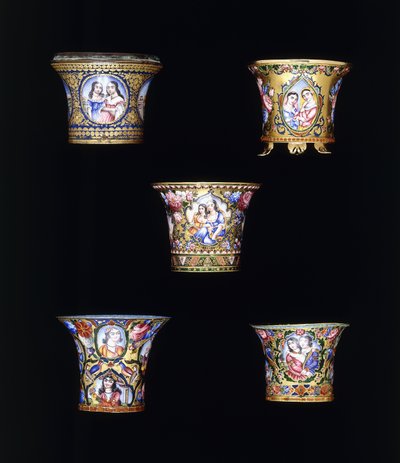 Tek veya çift portre panellerle boyanmış Kaçar emaye altın nargile kaselerinden bir seçki, 19. yüzyıl by Persian School