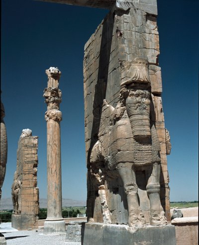 Kanatlı ve sakallı bir yaratığın olduğu sütun, MÖ 6. yy by Persian School