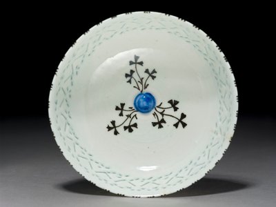 Gombroon Kase, İran, Safevi dönemi, (delme süslemeli ve siyah sırlı taş hamuru) by Persian School