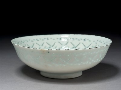 Gombroon Kase, İran, Safevi dönemi (delikli süslemeli ve siyah sırlı taş macunu) by Persian School