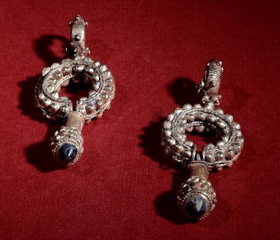 Pers sanatı: altın küpeler. Rousenide dönemi MS 4. yüzyıl. Özel koleksiyon by Persian School