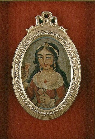 Süslenmiş bir kadını betimleyen Kaçar büstü yuvarlak (tuval üzerine yağlı boya) by Persian School