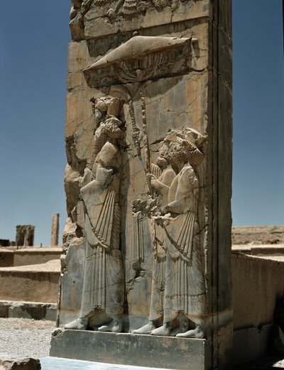 Darius sarayının tripylonunun görünümü, MÖ 6. yy by Persian School