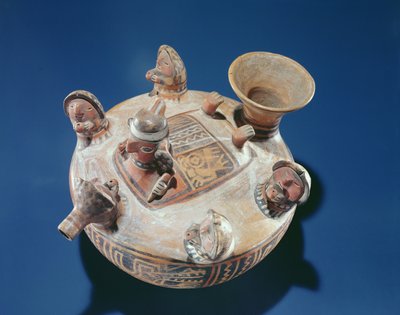 İçecekler sunan kadınlarla tanrı, Recuay Kültürü (seramik) by Peruvian School