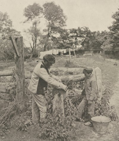 Grindstone'da - Bir Suffolk Çiftliği by Peter Henry Emerson