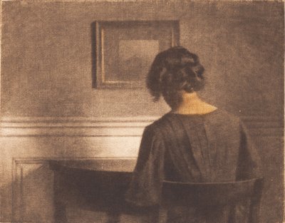 Yarım daire bir masanın yanında genç kız by Peter Vilhelm Ilsted