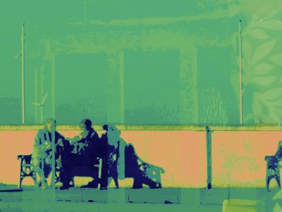 HARTLEPOOL COUPLE, 2014 (dijital olarak geliştirilmiş fotoğraf) by Peter McClure