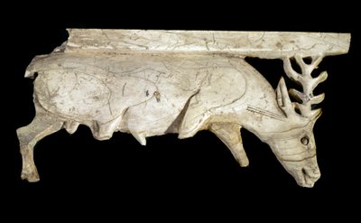 Fenike Uygarlığı: Arslan Taş (Suriye) bölgesinden geyik şeklinde bir kraliyet fildişi yatağının süsü. MÖ 9. yüzyıl. Güneş. 12,5 cm Louvre Müzesi, Paris by Phoenician