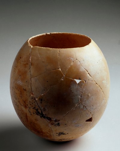 Fenike sanatı: boş devekuşu yumurtası. Laurita'dan (Almunecar). MÖ 7. yüzyıl. karartmak 13,2 cm Granada, Museo Arqueologico by Phoenician