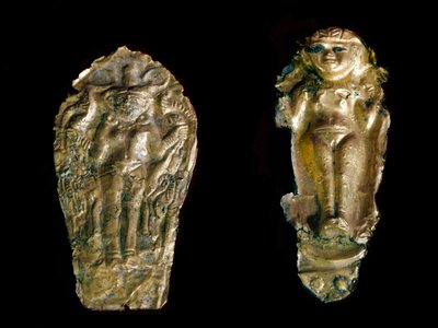 Fenike sanatı: solda iki altın heykelcik çekiçle bir tabakta tanrıça İştar (Inanna veya Astarte), sağda, Tink El Beida, Suriye bölgesinden kolları kaldırılmış bir doğurganlık tanrıçası. MÖ 15. yüzyıl-12. yüzyıl. Paris Louvre Müzesi by Phoenician