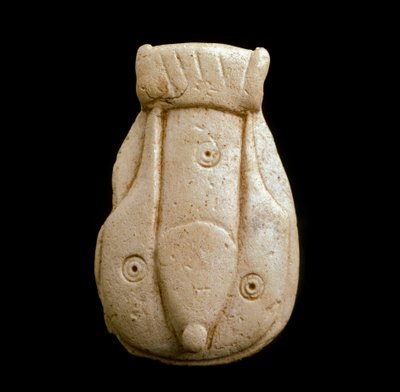 Fenike uygarlığı: kemikte fallik muska. Puig des Molins (İbiza) sitesinden. MÖ 3.-2. yüzyıl. karartmak 4,7 cm İbiza, Museo Arqueologico by Phoenician
