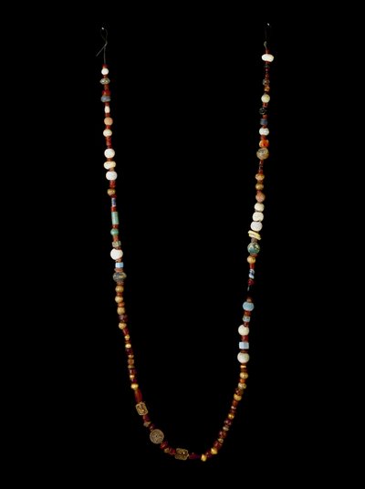 Fenike uygarlığı: altın, gümüş, carnelian ve cam hamurdan kolye. karartmak 97 cm MÖ 6. yy Cartagena Müzesi, İspanya by Phoenician School
