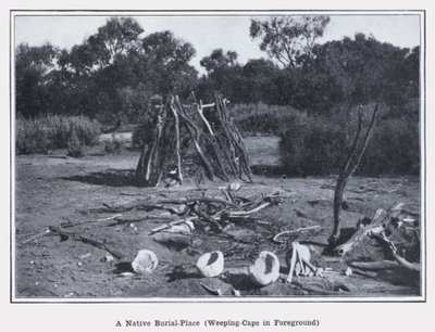 Yerli Bir Mezar Yeri, Ön Planda Ağlayan Şapkalar (s/b fotoğraf) by Photographer Australian