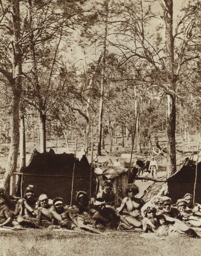 Rüzgar perdesinin arkasına sığınan Avustralya Aborjinleri (s/b fotoğraf) by Photographer Australian