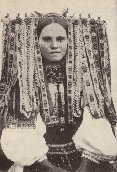 Her kurdelenin evlilikte reddettiği bir talip olduğunu gösteren bir kurdele başlığı takan Çek kadın (s/b fotoğraf) by Photographer Czech