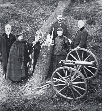 Hiram Maxim, silahının gücünü Çin hükümet yetkililerine gösteriyor (s/b fotoğraf) by Photographer English