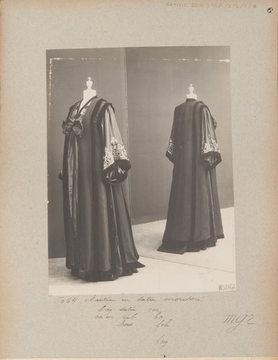 Albüm Sayfası: House of Worth, Coat by Photographer French
