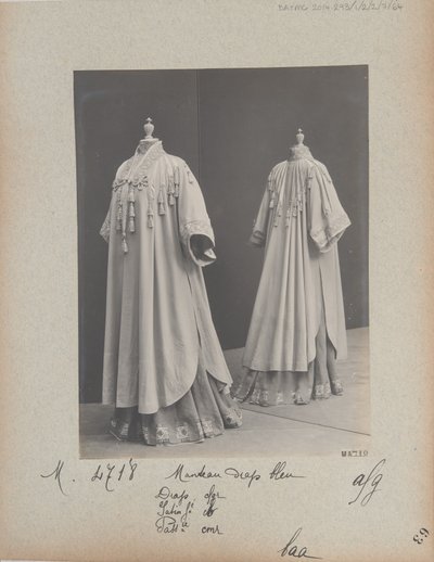 Albüm Sayfası: House of Worth, Coat by Photographer French