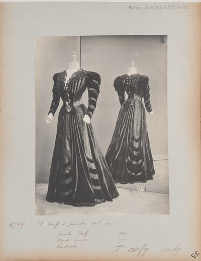 Albüm Sayfası: House of Worth, Dress by Photographer French