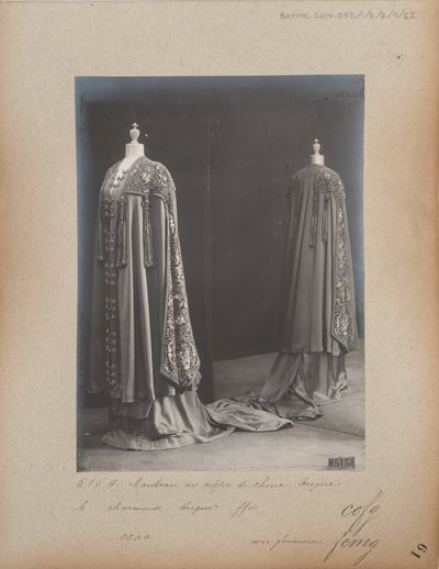 Albüm Sayfası: House of Worth, Evening Cape by Photographer French