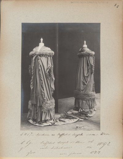 Albüm Sayfası: House of Worth, Evening Mantle by Photographer French