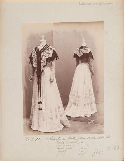 Albüm Sayfası: House of Worth, Omuz Pelerini by Photographer French