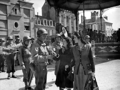 Amerikan Askerleri Genç Fransız Kadınlarla Sohbet Ediyor, Cherbourg, 29 Haziran by Photographer French