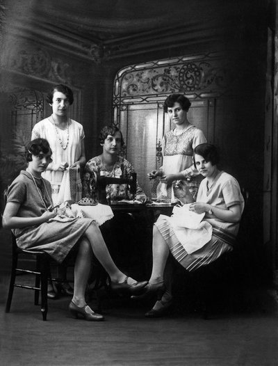 Dikiş Atölyesi, 1920 dolayları (s/b fotoğraf) by Photographer French