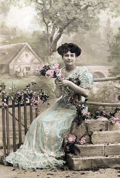 Çiçek çelenkli kadın, kartpostal, yak. 1900 (elle boyanmış fotoğraf) by Photographer French
