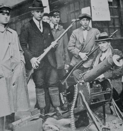 Bir grup isyancı Münih tren istasyonunu işgal etti by Photographer German