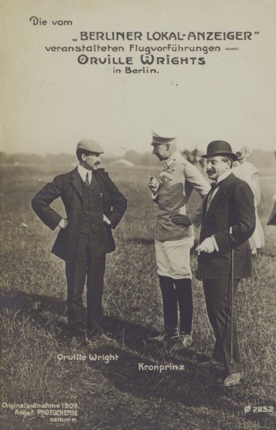 Amerikalı havacı Orville Wright, Berlin ziyareti sırasında Almanya Veliaht Prensi Wilhelm ile sohbet ediyor (s/b fotoğraf) by Photographer German