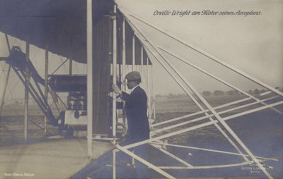 Amerikalı havacı Orville Wright uçağının motorunu inceliyor (s/b fotoğraf) by Photographer German