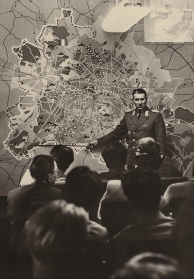 Ulusal Halk Silahlı Kuvvetlerinden bir subay, Brandenburg Kapısı'ndaki yabancı ziyaretçilere antifaşist koruma duvarının gerekliliğini açıklıyor .... (s/b fotoğraf) by Photographer German